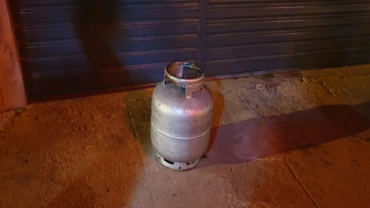 Fogo foi controlado e o botijão colocado na área externa da casa. Foto ilustra: Botijão de gás pega fogo enquanto mulher fazia jantar em Catalão