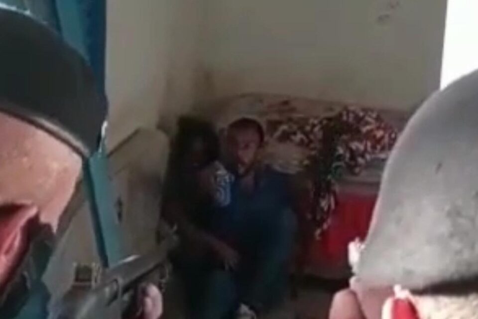 Homem quebra casa, faz mulher refém e ameaça policiais com uma foice em Goiânia