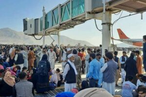 Afegãos morrem a tiros no aeroporto de Cabul e ao subirem em avião americano