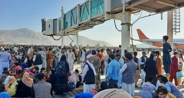 Afegãos morrem a tiros no aeroporto de Cabul e ao subirem em avião americano