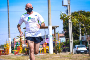 Deficiente visual, aos 64 anos seu Francisco já correu mais de 7,5 mil km profissionalmente