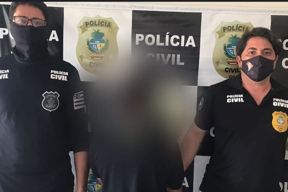 Homem suspeito de estuprar neta, filha e outras duas menores é preso em São Francisco de Goiás, está ao meio de dois agentes civis. O rosto dele está borrado como forma de preservar a identidade dele