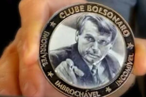 Bolsonaro mostra medalha de “imorrível, imbroxável e incomível”