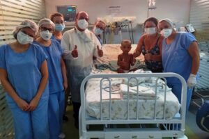 Criança de 2 anos deixa UTI após retirar tumor raro da cabeça, em Goiânia