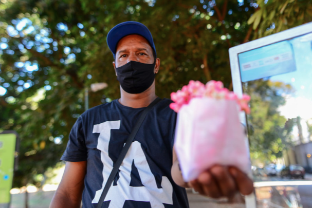 Edmar Pereira, 45 anos:: há 20 ele sustenta a família vendendo pipoca (Foto: Jucimar de Sousa/Mais Goiás)