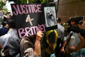 Fãs de Britney Spears atacam juíza responsável pelo caso da tutela