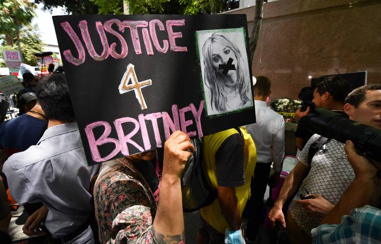 Fãs de Britney Spears atacam juíza responsável pelo caso da tutela