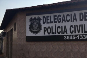 Imagem mostra a fachada da delegacia de Acreúna. Foto ilustra chamada: Polícia investiga caso de bebê de 9 meses que morreu afogado em Acreúna