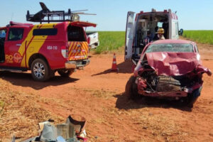 Colisão entre veículos deixa três pessoas feridas na zona rural de Mineiros