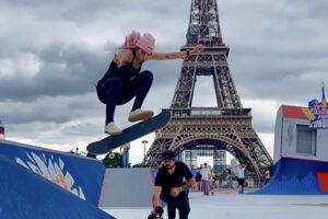 Leticia Bufoni realiza manobra em competição em Paris