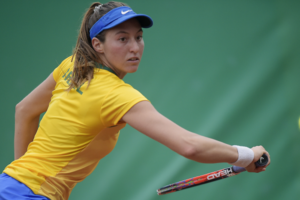 Luisa Stefani durante jogo de tênis