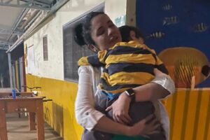 Criança desaparecida abraçadada com a mãe em Goiânia