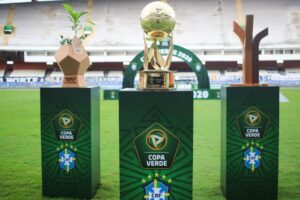 Troféu da Copa Verde. Três clubes goianos foram convidados para disputar a competição