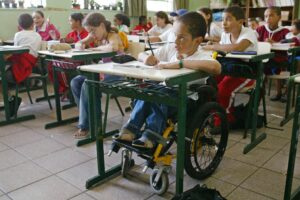 Criança com deficiência física estudando