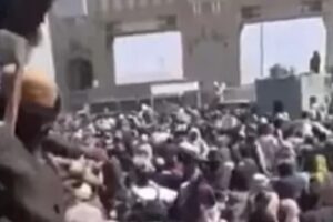Vídeo mostra multidão de refugiados que tentam deixar Afeganistão