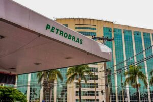Posto de combustíveis em frente ao centro administrativo, em Goiânia - Aumento da gasolina em Goiás não passa pelo ICMS. Caiado afirma que reajuste é feito pela Petrobras. Combustíveis estão em alta no estado