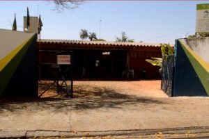 Adolescente que esfaqueou menina em colégio de Goiânia deixa delegacia