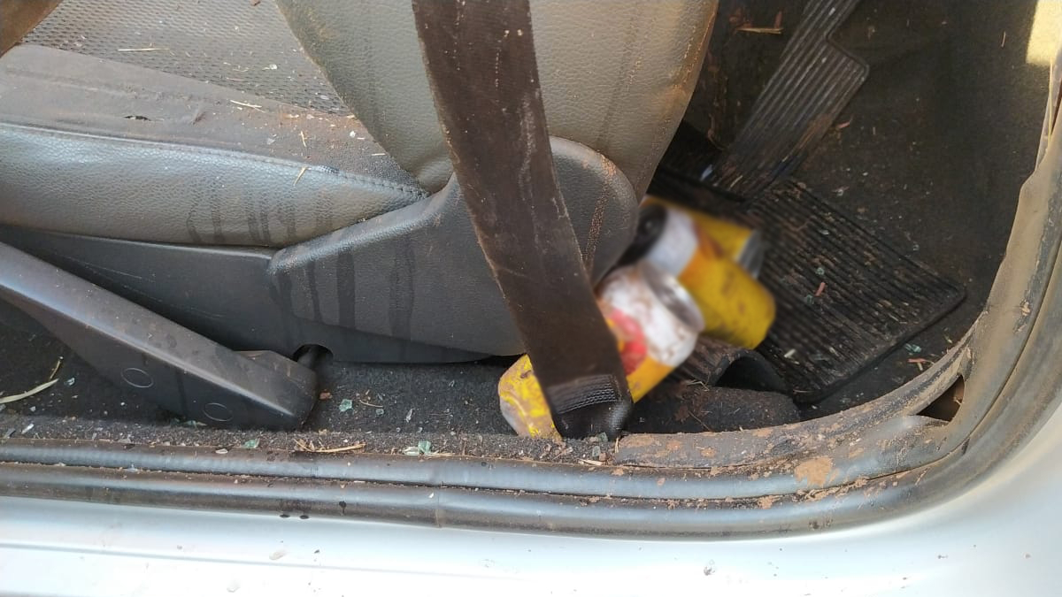 Imagem mostra latas de cerveja dentro de carro Foto ilustra: Capotamento mata casal na BR-060, em Jataí: motorista estava sem cinto