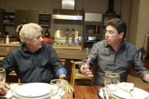 Luiz do Carmo e Wilder Morais conversam na mesa de jantar