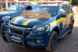 carga de droga de 20,7 kg de pasta base de cocaína estava escondido nas partes internas do veículo (Foto: Divulgação - PRF)