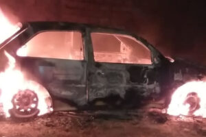 Carro em chamas. Foto ilustra: Carro fica destruído após pegar fogo enquanto família dormia, em Niquelândia
