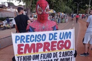'Homem-Aranha de Anápolis' pede ajuda para conseguir emprego após ser vítima de golpe (Foto: Reprodução)