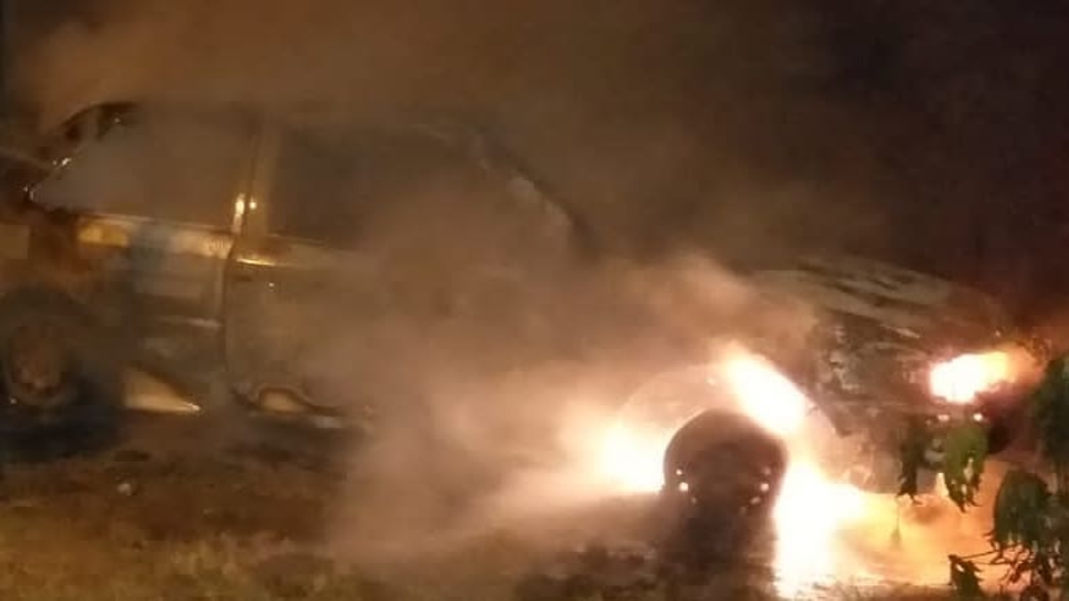 Carro em chamas. Foto ilustra: Carro fica destruído após pegar fogo enquanto família dormia, em Niquelândia