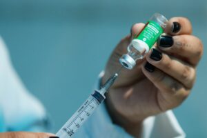 Saúde discutiu ofertas improváveis de vacina contra Covid e compra de luz germicida no auge da pandemia