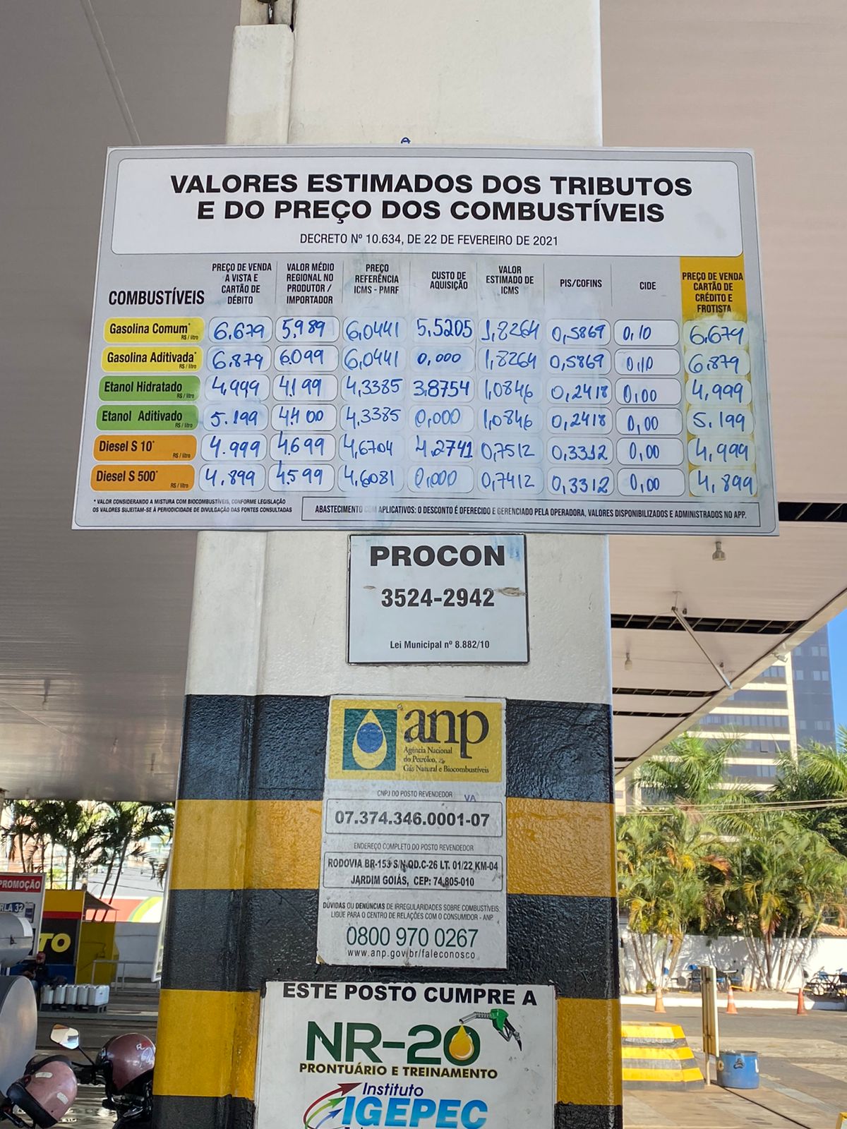 Operação fiscaliza irregularidades na venda de combustíveis em Goiânia.