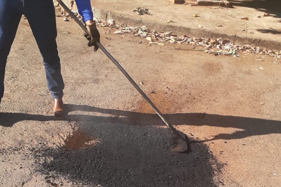 Buracos nas ruas de Goiânia. Reparo sendo feito pela Seinfra. (Foto: divulgação/Prefeitura)