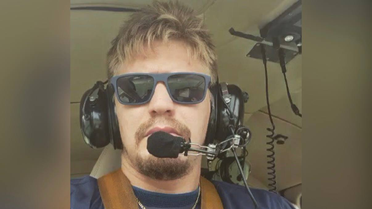 Homem branco, loiro, usa oculos escuro e um fone de ouvido durante uma viagem de helicoptero. Foto ilustra: Preso 'Alemão' suspeito de aplicar golpes estelionatários contra 90 pessoas pelo Brasil