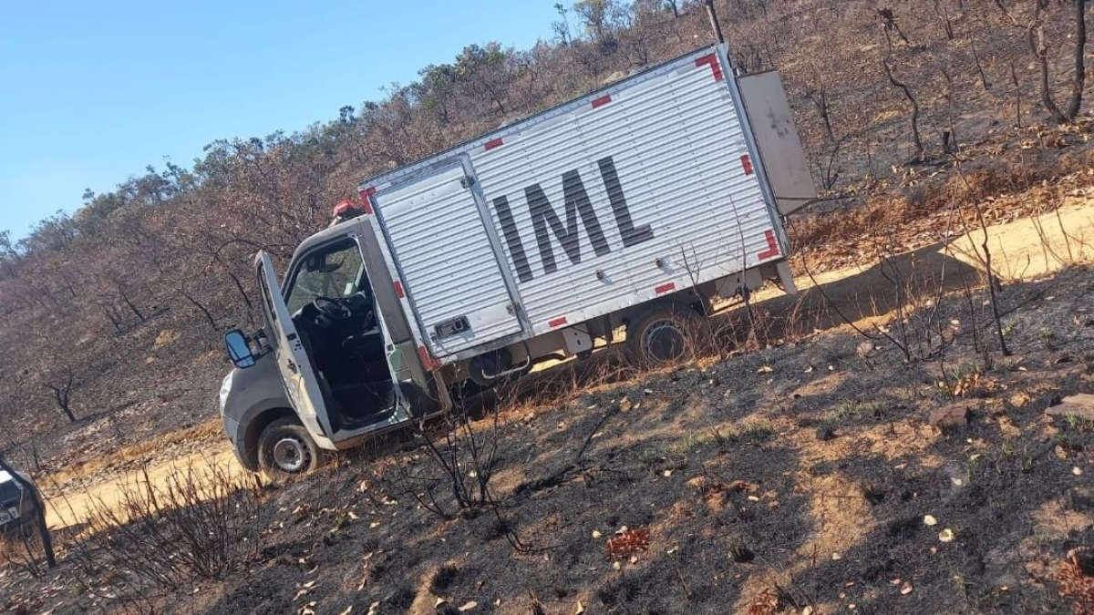 Caminhão do IML no local onde o corpo da vítima foi encontrado. Ao redor há uma extensa vegetação incendiada. Foto ilustra: Corpo de adolescente desaparecido há 7 dias é encontrado sem vida na Cidade Ocidental