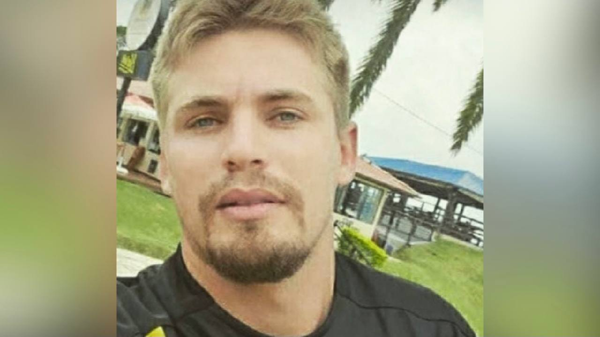 Em selfie, homem branco, loiro e de olhos claros posa para foto. Foto ilustra chamada: Preso 'Alemão' suspeito de aplicar golpes estelionatários contra 90 pessoas pelo Brasil