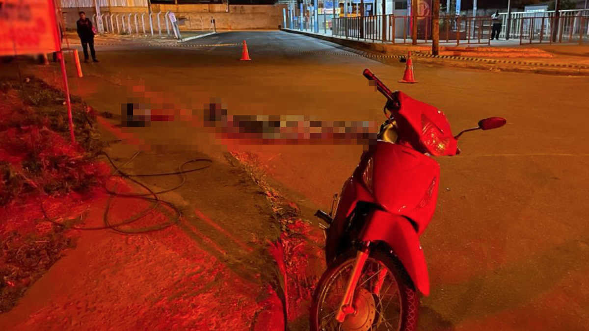 Motociclista morre e outro fica ferido após acidente por falta de sinalização em Goiânia