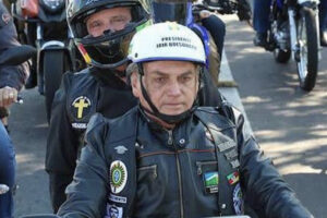 Em crise com STF, Bolsonaro participa de motociata em Brasília e provoca aglomeração (Foto: Instagram)