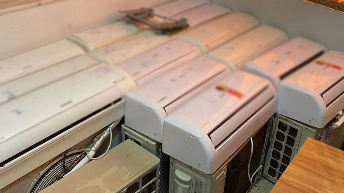 Dezenas de aparelhos amontoados em uma sala. Funcionário público é suspeito de furtar 66 aparelhos de ar-condicionado em Bela Vista