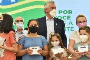 Governo de Goiás entrega 120 dispositivos de leitura para alunos com deficiência visual