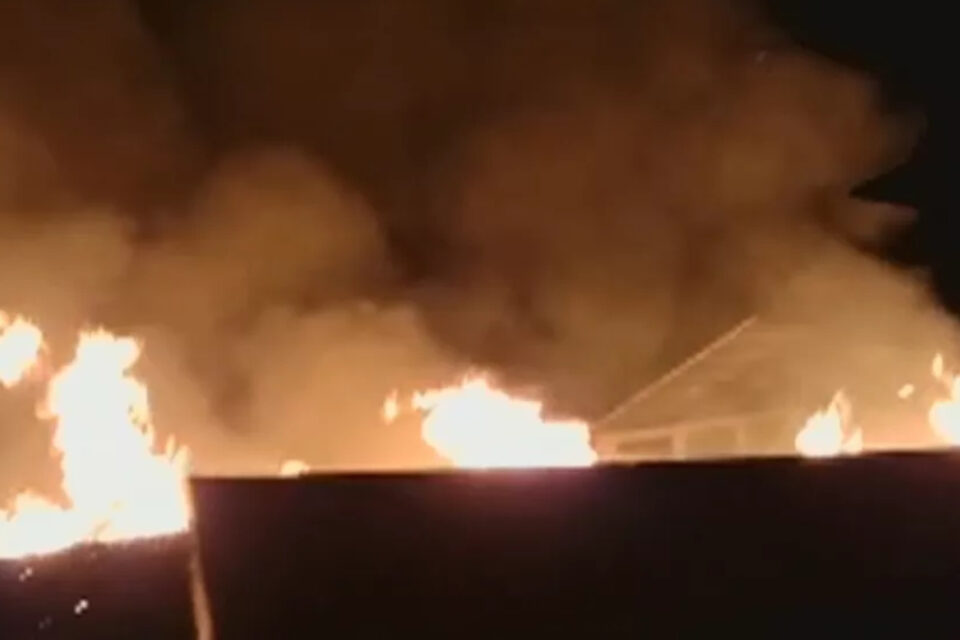 Fogo se alastra sobre telhado - Incêndio deixa colégio estadual destruído