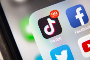 TikTok ultrapassa o Facebook como app mais baixado de 2020