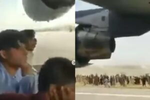 Vídeo mostra afegãos tentando se agarrar à fuselagem de avião dos EUA; veja
