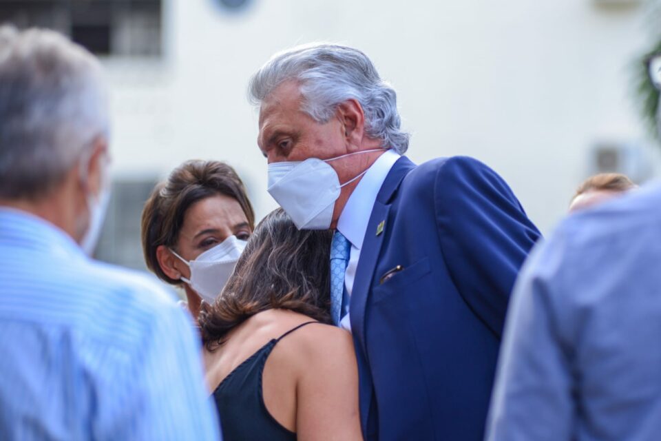 Governador Ronaldo Caiado na porta do Hospital Neurológico para saber informações sobre o quadro de saúde de Iris Rezende. (Foto: Jucimar de Sousa/Mais Goiás)