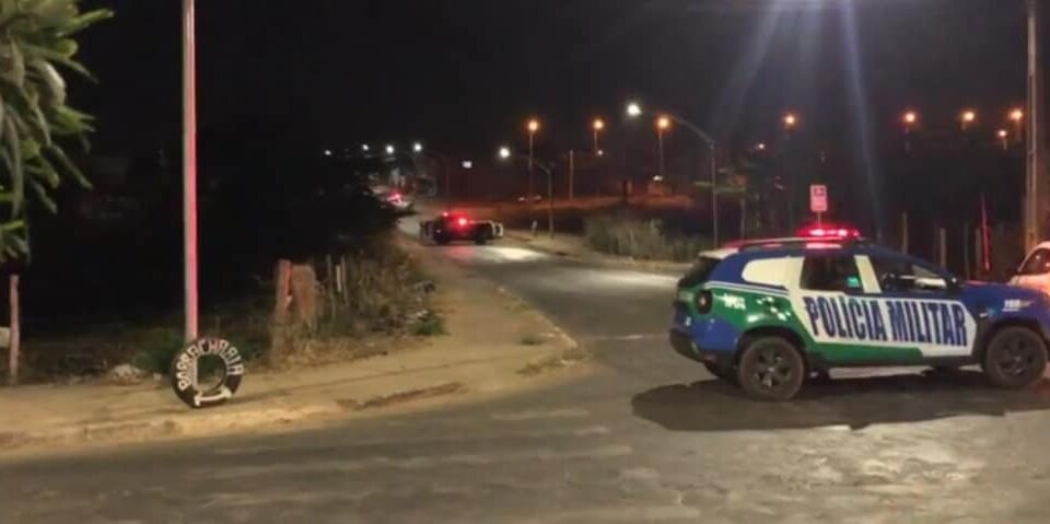 Um homem suspeito de tráfico de drogas morreu em confronto com a Polícia Militar (PM), em Caldas Novas, na noite de sábado (28). (Foto: reprodução/Alan Cassio)