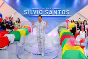 Silvio Santos grava de pijama no SBT e diz que foi presente das filhas