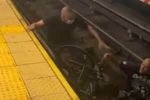 Homem pula nos trilhos do metrô para salvar cadeirante em NY; veja
