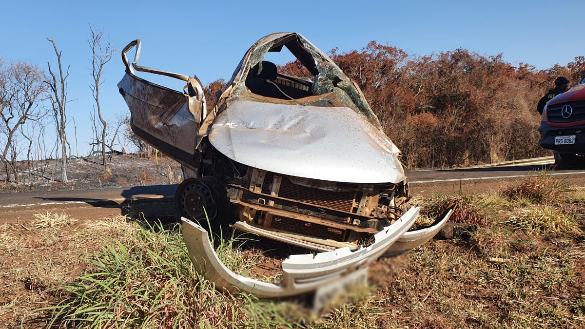 Parte frontal do veículo totalmente destruída após acidente. Foto ilustra: Capotamento mata casal na BR-060, em Jataí: motorista estava sem cinto