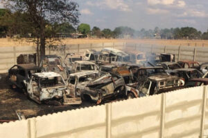 Sucatas e peças queimadas - Um incêndio iniciado em vegetação deixou 15 carros destruídos em lote de Goianésia. Caso ocorreu no Bairro Carrilho. Bombeiros contiveram
