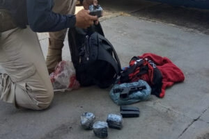 Imagem mostra drogas encontradas em mochila de passageira. Foto ilustra chamada: Suspeita é presa pela terceira vez por tráfico de drogas na BR-060, em Goiânia
