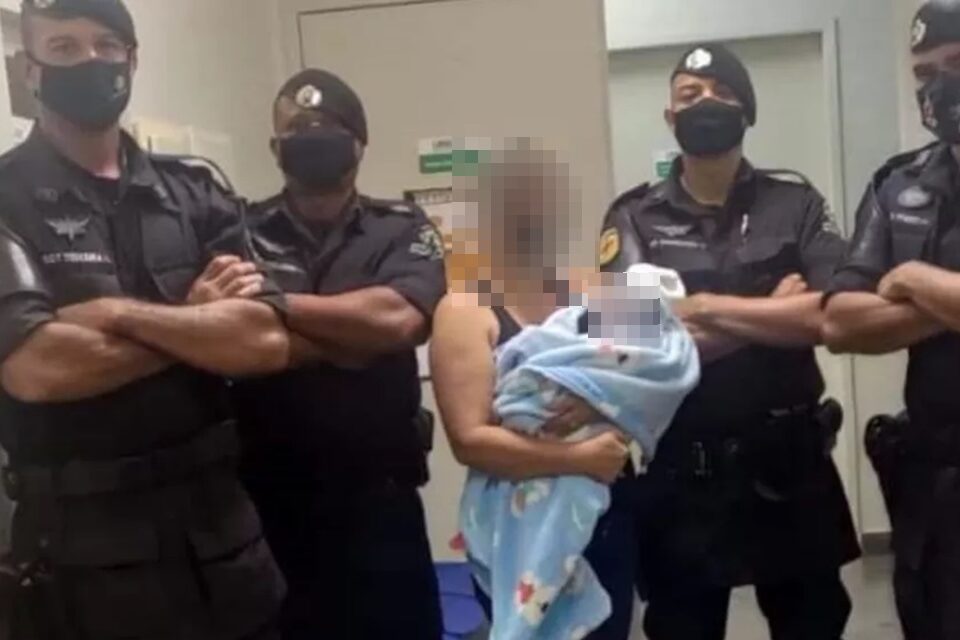 Policiais ajudam mãe que entrou em trabalho de parto em casa, em Luziânia