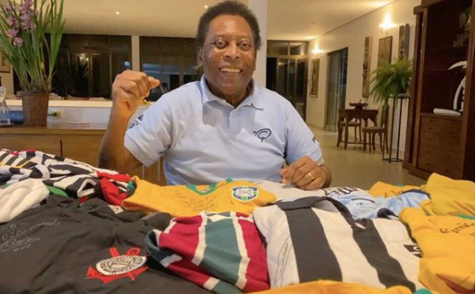 Pelé mostra coleção de camisas