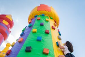 Jump Around, que tem o título de maior castelo inflável da América Latina, chega em Goiânia